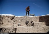 کاوش‌های باستانی در قباق تپه کرمانشاه؛ سنگ نگاره «آشوریان» کشف شد + تصاویر