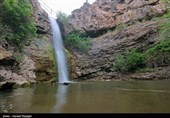 آبشار در میان کوهها قرار گرفته​ و اطراف آن​ با درختان بلند و زیبایی احاطه شده​ و مناظر اطراف آن بسیار چشم نواز است.