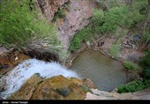 آبشار در میان کوهها قرار گرفته​ و اطراف آن​ با درختان بلند و زیبایی احاطه شده​ و مناظر اطراف آن بسیار چشم نواز است.