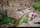 بالای سر آبشار با میله آهنی نرده کشی شده است تا ایمنی بازدید کنندگان حفظ شود. آبشار​ در مسیر رسیدن به روستا و ییلاق زیبای مرچین ( مرشین ) واقع شده و مراتع سبز و درختان فراوانی در آن به چشم می خورد.