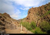 مسیر منتهی به آبشار از میان روستای زیبای کوله خانه گذشته و با عبور از میان صخره ها به آبشار می رسد. راه دسترسی به آبشار خاکی بوده و​ کمی صعب العبور است.