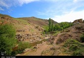 مسیر منتهی به آبشار از میان روستای زیبای کوله خانه گذشته و با عبور از میان صخره ها به آبشار می رسد. راه دسترسی به آبشار خاکی بوده و​ کمی صعب العبور است.