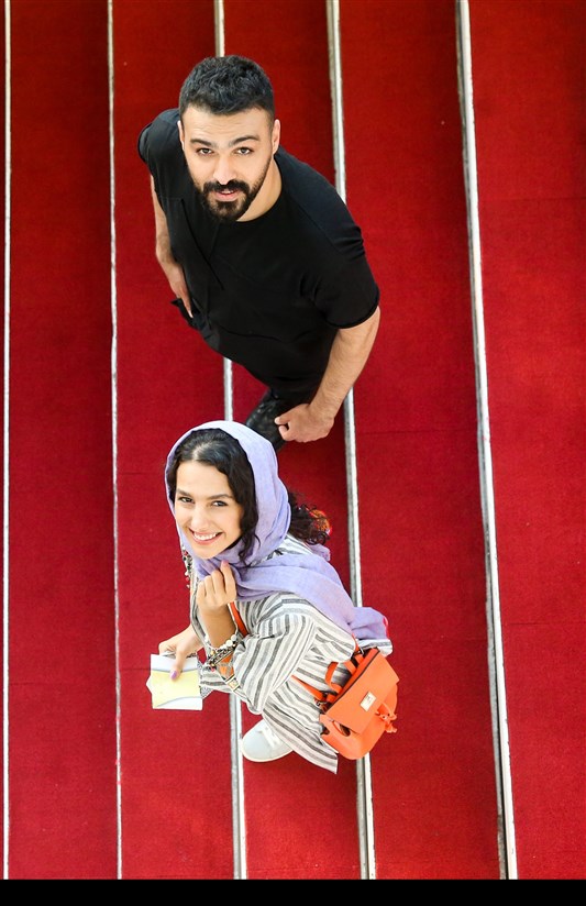 سامان صفاری بازیگر سریال خانه امن و جوانه دلشاد در چهارمین روز سی‌وهشتمین جشنواره جهانی فیلم فجر در پردیس سینمایی چارسو