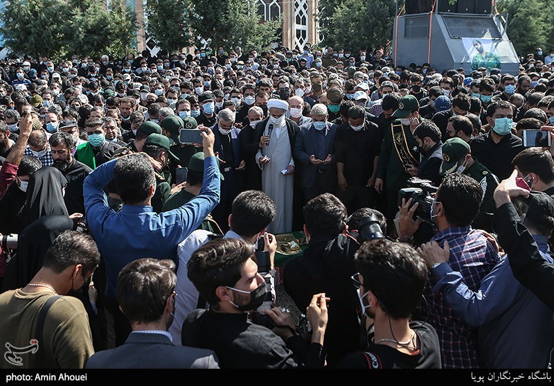 اقامه نماز بر پیکر شهید مدافع حرم حسن عبدالله زاده