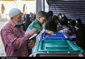 حضور مردم پای صندوق های رای در شعبه اخذ رأی مستقر در حرم حضرت عبدالعظیم حسنی(ع) جهت شرکت در سیزدهمین دوره انتخابات ریاست جمهوری و شوراهای شهر