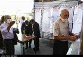 حضور مردم پای صندوق های رای در شعبه اخذ رأی مستقر در حرم حضرت عبدالعظیم حسنی(ع) جهت شرکت در سیزدهمین دوره انتخابات ریاست جمهوری و شوراهای شهر