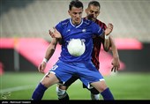 آرمان رمضانی بازیکن تیم فوتبال استقلال تهران در دیدار با تیم فوتبال پدیده مشهد