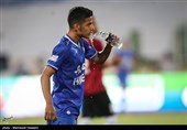 مهدی قائدی بازیکن تیم فوتبال استقلال تهران در دیدار با تیم فوتبال پدیده مشهد