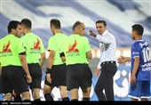 اعتراض سید مهدی رحمتی سرمربی تیم فوتبال پدیده مشهد به تیم داوری در دیدار مقابل استقلال تهران