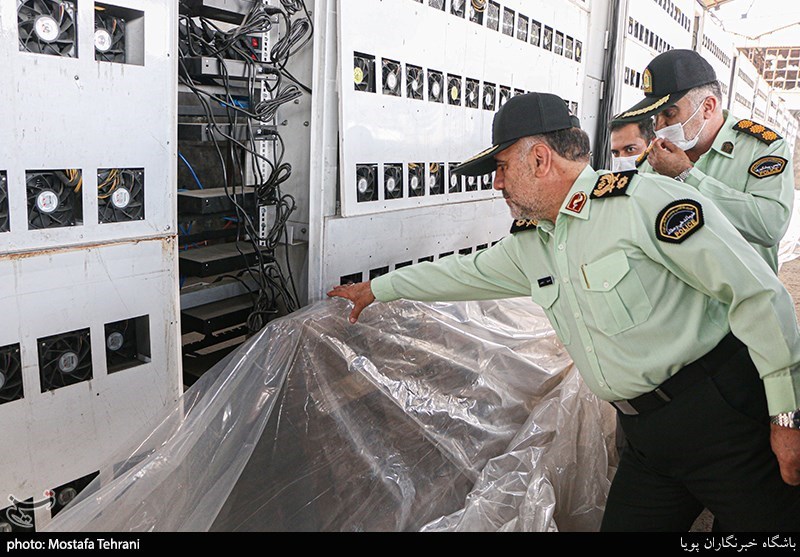 حضور سردار رحیمی در محل کشف بزرگترین مزرعه استخراج رمز ارز کشور