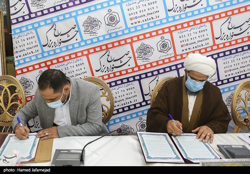 امضاء سند همکاری بین حجت الاسلام بی آزار تولیت آستان امامزاده صالح و جعفر ادیب نماینده شبکه بین‌المللی کربلا