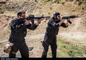تیر اندازی با سلاح های بهینه سازی شده کِلاشینکُف  AK-47 و M4 که توسط متخصصین تسلیحات ‏در یگان فاتحین برای ماموریت های خاص و عملیات ویژه طراحی ‏شده است.‏