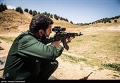 تیر اندازی سردار حسن حسن زاده فرمانده سپاه محمد رسول الله ‏تهران بزرگ با سلاح بهینه سازی و تجهیز شده كلاشینكف AK-103 که توسط متخصصین تسلیحات ‏در یگان فاتحین برای ماموریت های خاص و عملیات ویژه طراحی ‏شده است.‏