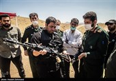 ‏ یکی از متخصصین سلاح و از اساتید جنگ افزار یگان ویژه فاتحین درحال توضیح دادن ‏قابلیت های سلاح بهینه سازی شده کِلاشینکُف ‏AK-103 ‎‏ به سردار حسن ‏حسن زاده فرمانده سپاه محمد رسول الله تهران بزرگ است که در ‏ماموریت های خاص و عملیات ویژه از آنها استفاده می شود.‏