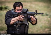 یکی از اعضاء یگان ویژه فاتحین  در حال تیر اندازی با سلاح تجهیز شده M4 که توسط متخصصین تسلیحات ‏در یگان فاتحین برای ماموریت های خاص و عملیات ویژه طراحی ‏شده است.‏
