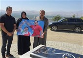 حضور مربی و والدین سیامند رحمان بر سر مزار اسطوره فقید پاراوزنه‌برداری دنیا+عکس