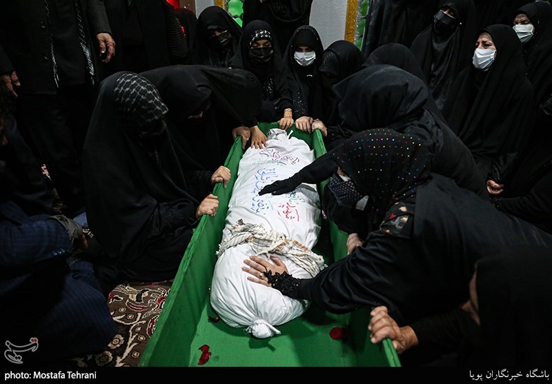 وداع با پیکر شهید مدافع حرم مرتضی کریمی