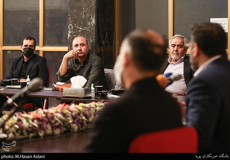 نشست صمیمی شاعران با حضور وزیر ارشاد