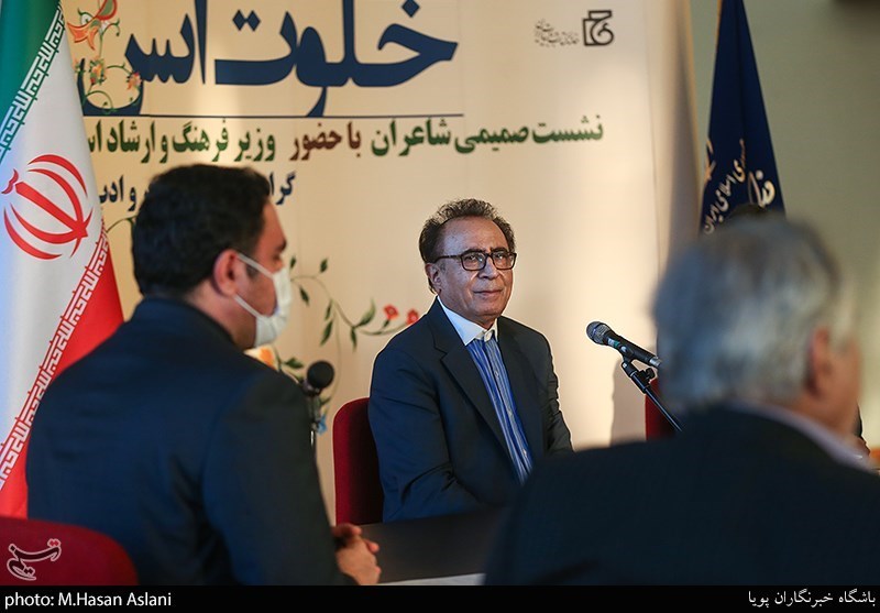 نشست صمیمی شاعران با حضور وزیر ارشاد