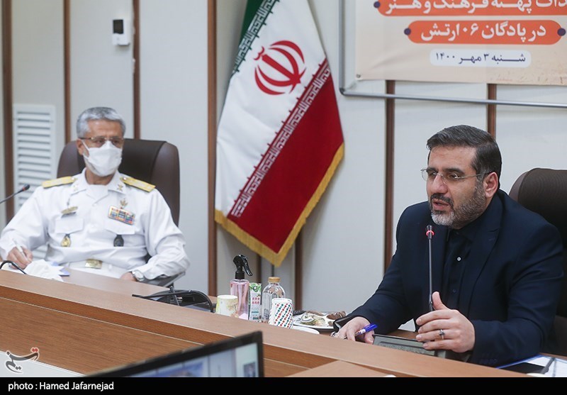 محمدمهدی اسماعیلی وزیر فرهنگ و ارشاد اسلامی و امیردریادار حبیب الله سیاری معاون هماهنگ کننده ارتش جمهوری اسلامی در جمع خبرنگاران