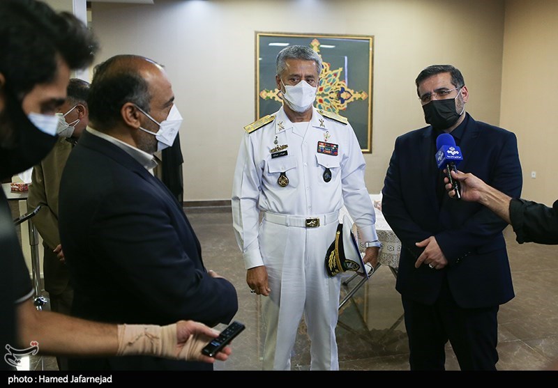 محمدمهدی اسماعیلی وزیر فرهنگ و ارشاد اسلامی و امیردریادار حبیب الله سیاری معاون هماهنگ کننده ارتش جمهوری اسلامی در جمع خبرنگاران