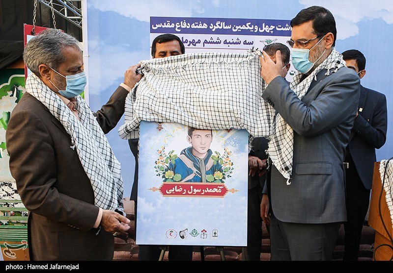 رونمایی از پوستر یکی از شهدای دانش آموز با حضور علیرضا کاظمی سرپرست وزارت آموزش و پرورش، سید امیرحسین قاضی زاده هاشمی رئیس بنیاد شهید و امور ایثارگران