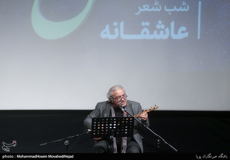اجرای رسول نجفیان در شب شعر عاشقانه جشنواره موسم گل