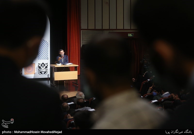 شعر خوانی ناصر فیض در شب شعر عاشقانه جشنواره موسم گل