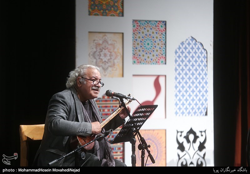 اجرای رسول نجفیان در شب شعر عاشقانه جشنواره موسم گل