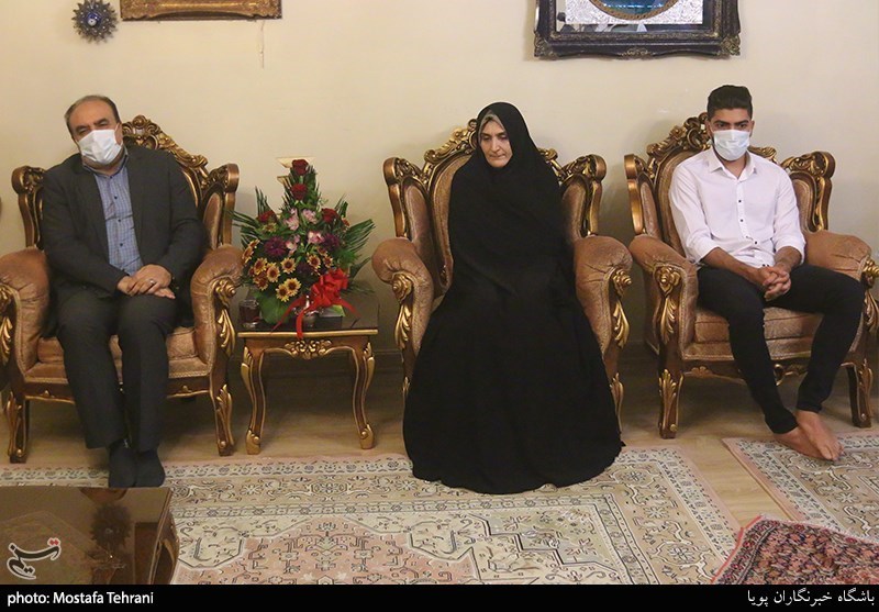 دیدار سید امیرحسین قاضی زاده هاشمی و امیر دریادار شهرام ایرانی  باجانباز 55 درصد خانم شهلا کریمی واحد