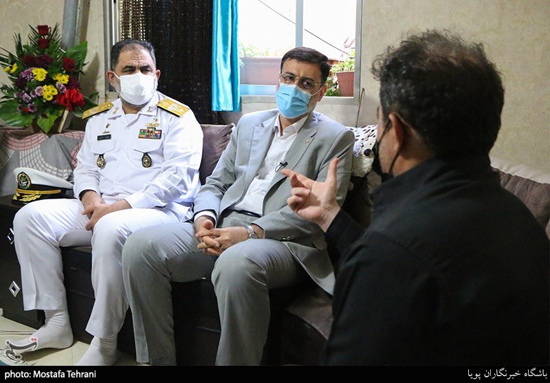 دیدار سید امیرحسین قاضی زاده هاشمی و امیر دریادار شهرام ایرانی  با جانبازمحمد تشویقی