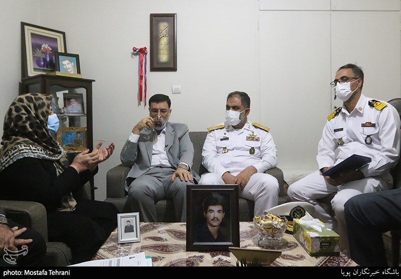 دیدار سید امیرحسین قاضی زاده هاشمی و امیر دریادار شهرام ایرانی  باخانواده شهید علی اوقافی