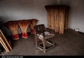 هنوز هم بیشتر جاروبافان با انرژی مشغول به کار و تولید هستند و محصول خود را به استان های دور و نزدیک ارسال می کنند.