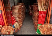 هنوز هم بیشتر جاروبافان با انرژی مشغول به کار و تولید هستند و محصول خود را به استان های دور و نزدیک ارسال می کنند.