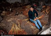 هنوز هم بیشتر جاروبافان با انرژی مشغول به کار و تولید هستند و محصول خود را به استان های دور و نزدیک ارسال می کنند.