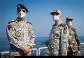 سرلشکر سید عبدالرحیم موسوی فرمانده کل ارتش و امیر دریادار حیب الله سیاری معاون هماهنگ کننده ارتش در رژه دریایی رزمایش مشترک ذوالفقار ۱۴۰۰ ارتش 