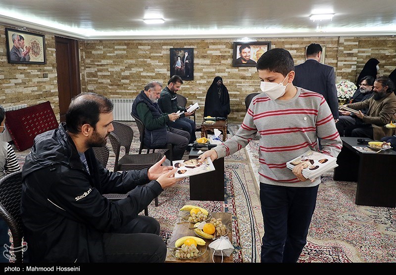دیدار برخی از هنرمندان با خانواده شهید طهرانی مقدم