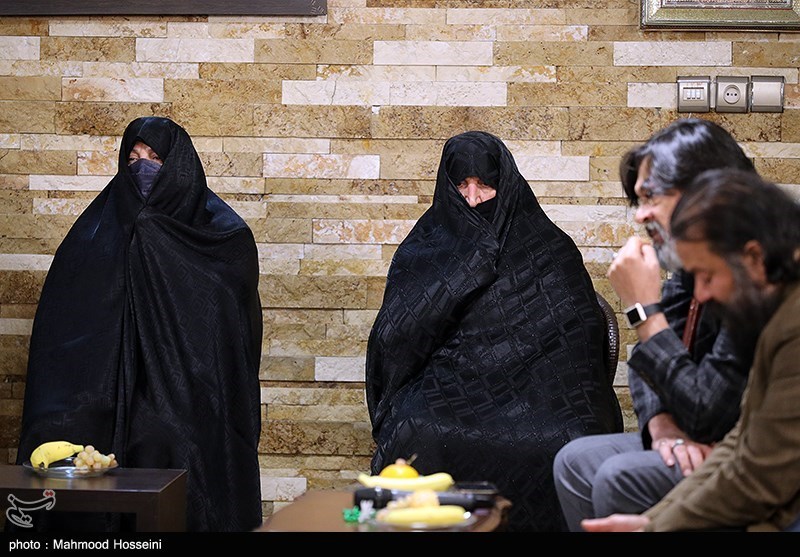 دیدار برخی از هنرمندان با خانواده شهید طهرانی مقدم