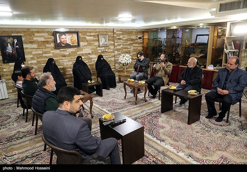 دیدار برخی از هنرمندان با خانواده شهید طهرانی مقدم