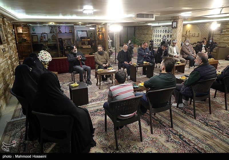 دیدار برخی از هنرمندان با خانواده شهید طهرانی مقدم