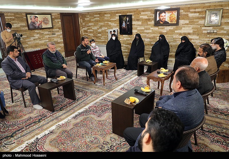 دیدار برخی از هنرمندان با خانواده شهید طهرانی مقدم