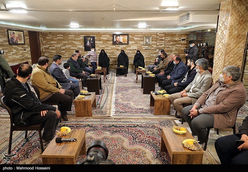 دیدار برخی از هنرمندان با خانواده شهید طهرانی مقدم