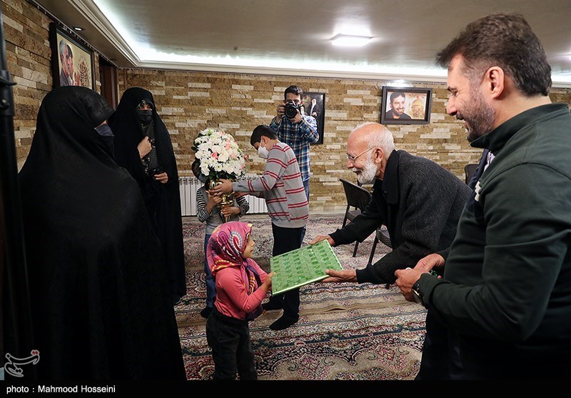 دیدار برخی از هنرمندان با خانواده شهید طهرانی مقدم