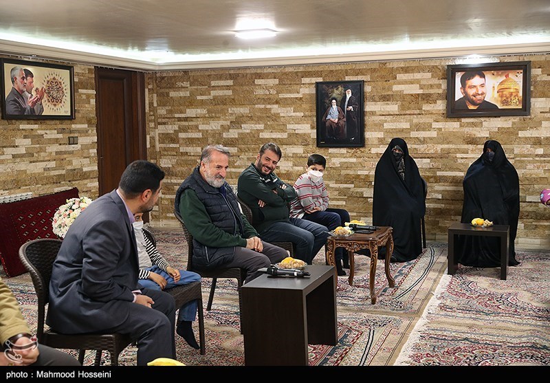 دیدار برخی از هنرمندان با خانواده شهید طهرانی مقدم
