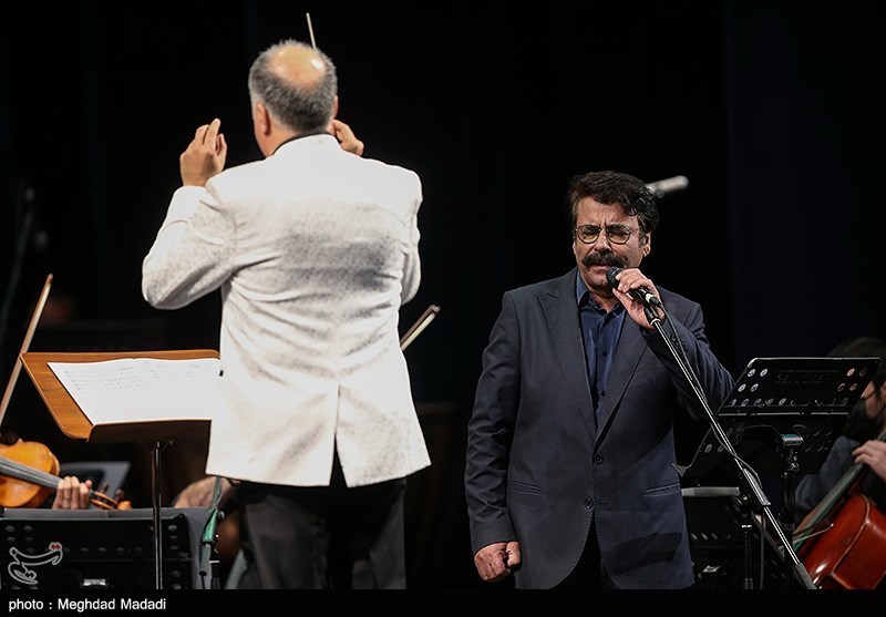 علیرضا افتخاری خواننده در اجرای سمفونی مقام حماسه