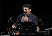 علیرضا افتخاری خواننده در اجرای سمفونی مقام حماسه