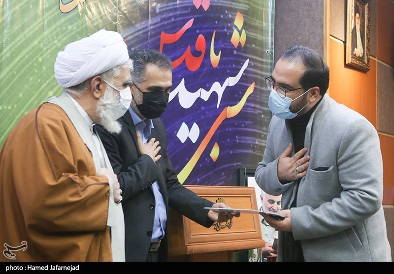 تجلیل از سیدعلی نقیب شاعر در مراسم  شب شعر مقاومت با عنوان  «شبی با شهید قدس» به مناسبت دومین سالگرد شهادت سردار حاج قاسم سلیمانی در فرهنگسرای رسانه