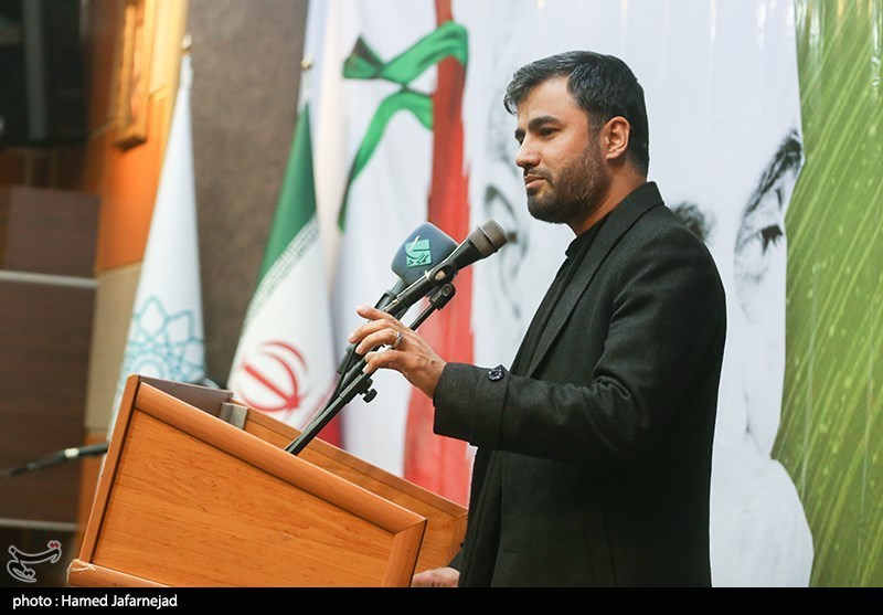 هادی ملک پور شاعر در مراسم  شب شعر مقاومت با عنوان  «شبی با شهید قدس» به مناسبت دومین سالگرد شهادت سردار حاج قاسم سلیمانی در فرهنگسرای رسانه