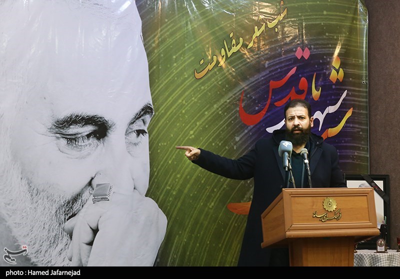 سیدحسین متولیان شاعر در مراسم  شب شعر مقاومت با عنوان  «شبی با شهید قدس» به مناسبت دومین سالگرد شهادت سردار حاج قاسم سلیمانی در فرهنگسرای رسانه