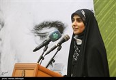 فاطمه افشاریان شاعر در مراسم  شب شعر مقاومت با عنوان  «شبی با شهید قدس» به مناسبت دومین سالگرد شهادت سردار حاج قاسم سلیمانی در فرهنگسرای رسانه 